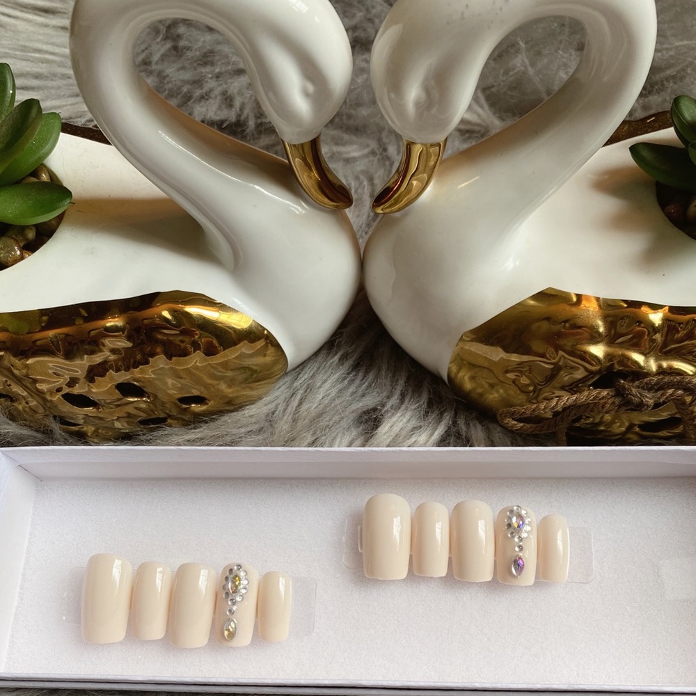 Press on nails